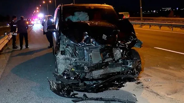 Ey&uuml;psultan'da 2 aracın karıştığı kazada 4 kişi yaralandı