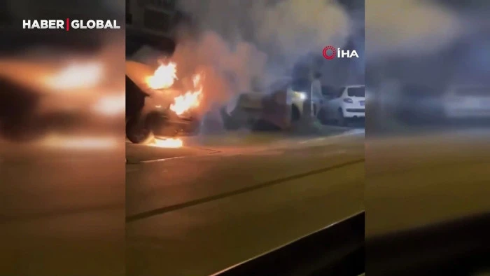 Eyüpsultan'da park halindeki otomobilde çıkan yangın söndürüldü