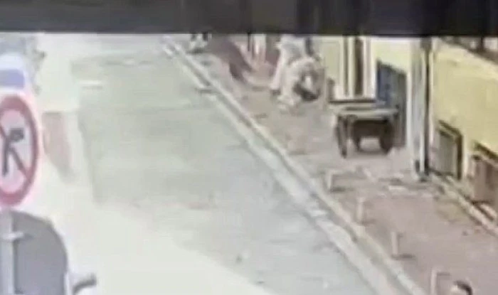 Fatih'te yangın &ccedil;ıkan binadan atlayan kişi yaralandı