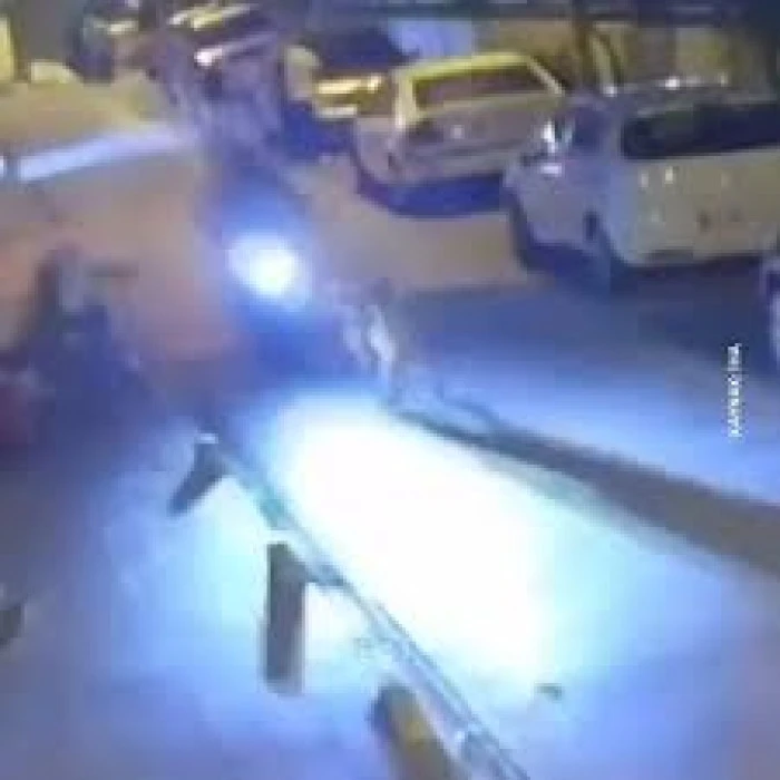 Fatih'te yola çıkan çocuğa motosikletin çarpması kamerada