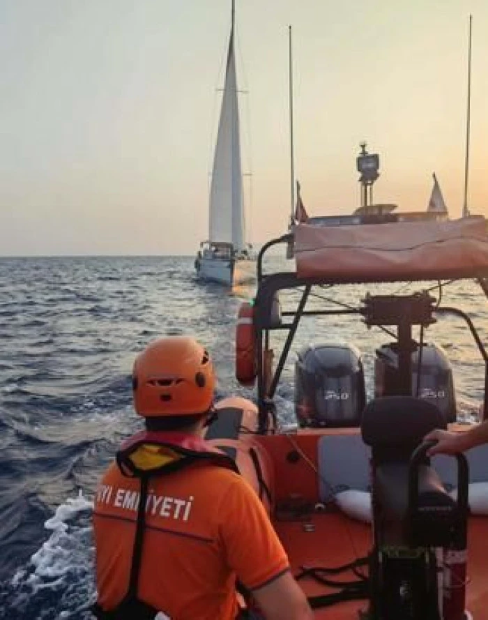 Fethiye'de denizde s&uuml;r&uuml;klenen teknedeki 2 kişi kurtarıldı