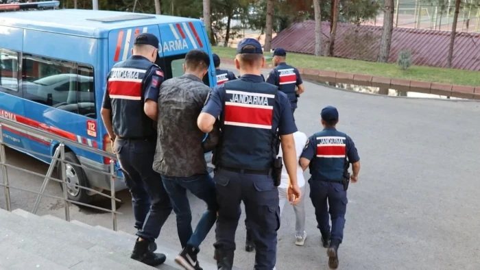 Gaziantep'te g&ouml;&ccedil;men ka&ccedil;ak&ccedil;ılığı yapan kişi tutuklandı