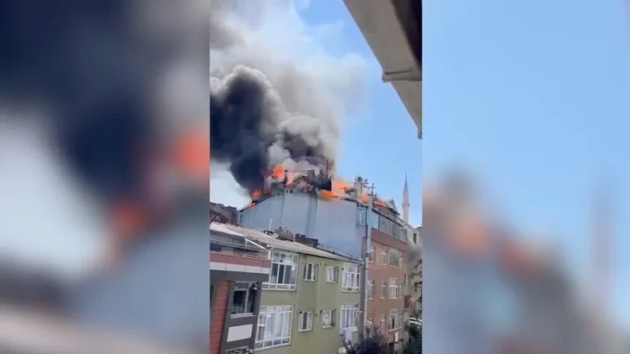 Gaziosmanpaşa'da binanın &ccedil;atı katında &ccedil;ıkan yangın s&ouml;nd&uuml;r&uuml;ld&uuml;