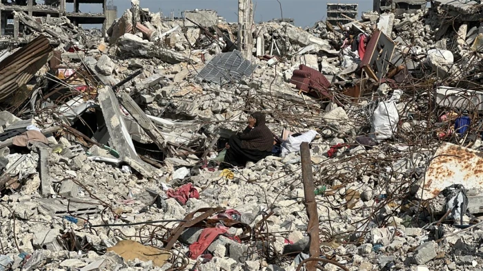 Gazze'de İsrail saldırısında yıkılan evin enkazından 13 Filistinlinin cenazesi &ccedil;ıkarılıyor