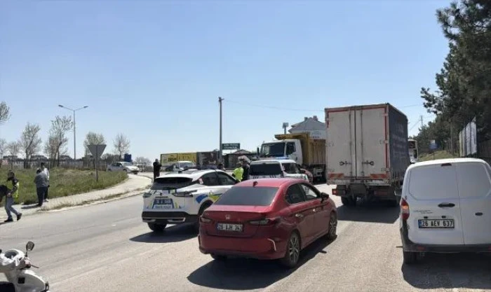 Gazzeli ressam enkazdan kurtardığı malzemelerle "&ccedil;adır at&ouml;lyesinde" &ccedil;ocuklara umut aşılıyor