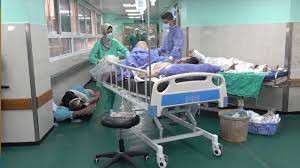 Gazze’nin kuzeyindeki doktorlar kısıtlı imkanlarla yaralıları ameliyat etmeye çalışıyor