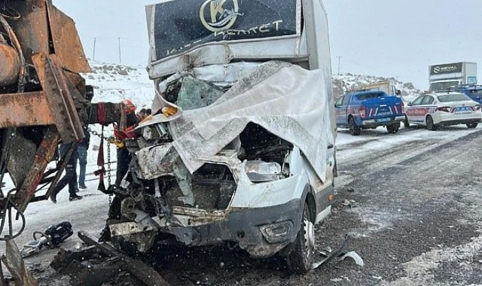 GÜNCELLEME - Ardahan'da iki tır ve otomobil çarpıştı, 1 kişi yaralandı