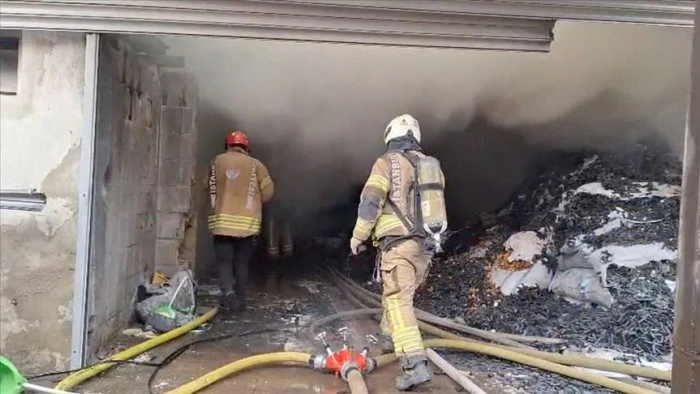 GÜNCELLEME - Bakırköy'de 2 katlı etiket fabrikasında çıkan yangın söndürüldü