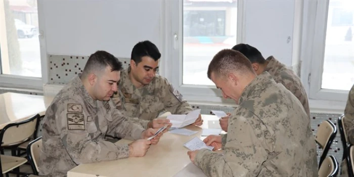 İlkokul &ouml;ğrencilerinin yazdığı mektuplar komandolara ulaştırıldı