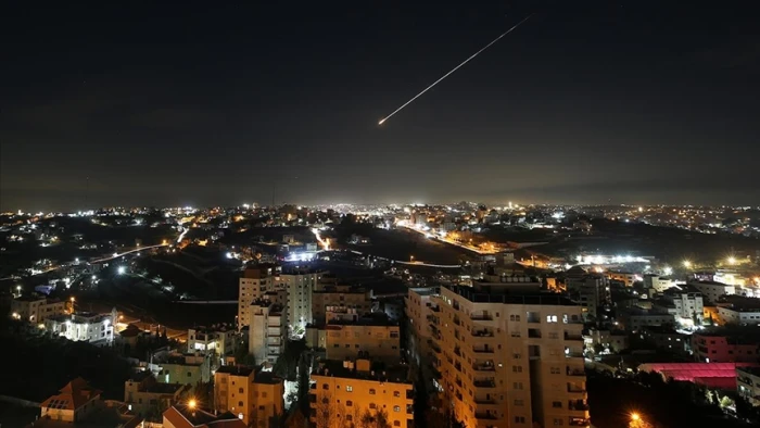 İran, ABD &uuml;sleri ve İsrail'e atılan f&uuml;zelerin g&ouml;r&uuml;nt&uuml;lerini paylaştı