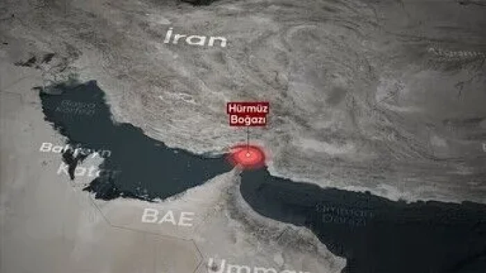 İran basını: H&uuml;rm&uuml;z Boğazı'nda Tahran'ın belirlediği g&uuml;zergahın dışına &ccedil;ıkan gemi karaya oturdu