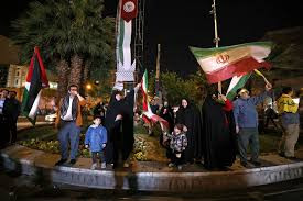 İran'da İsrail'e yönelik saldırıyı kutlama ve İsfahan'daki saldırıyı kınama yürüyüşü