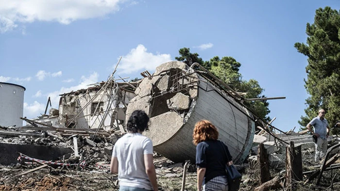 İran'ın misillemesinde f&uuml;ze par&ccedil;aları İsrail'in merkezindeki 16 b&ouml;lgeye d&uuml;şt&uuml;