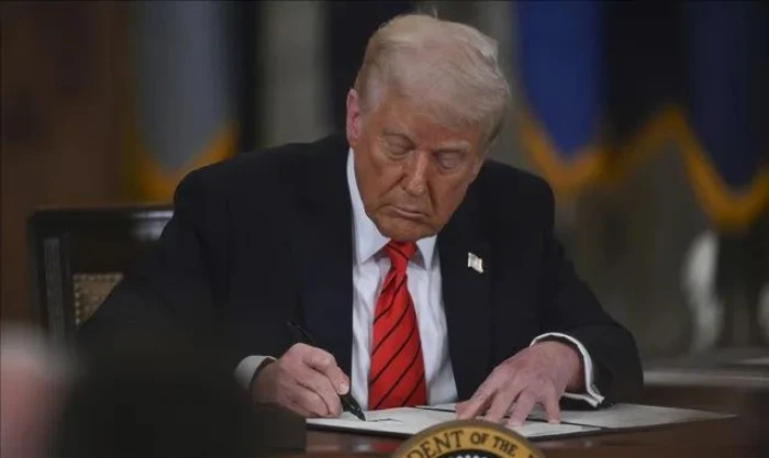 İranlı m&uuml;zisyen, Trump'ın saldırı tehditlerinin ardından elektrik santrali &ouml;n&uuml;nde n&ouml;bet tutmaya başladı