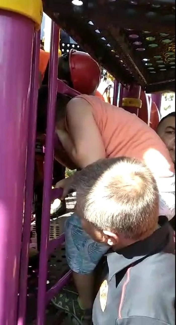 Isparta&rsquo;da ayağı bisikletine sıkışan &ccedil;ocuğu itfaiye kurtardı.