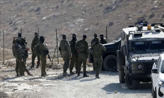 İsrail askerleri Batı Şeria&rsquo;da iki Filistinliyi yaralayarak birini g&ouml;zaltına aldı