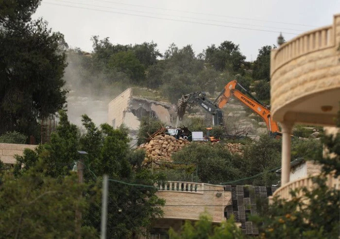 İsrail, işgal altındaki Batı Şeria'da Filistinlilere ait 2 katlı evi yıktı