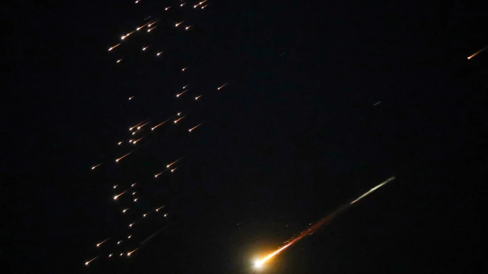 İsrail ordusu, İran'dan atılan f&uuml;zeler nedeniyle hava savunma sistemlerinin devreye girdiğini a&ccedil;ıklayarak, halka sığınaklara gitmeleri &ccedil;ağrısında bulundu