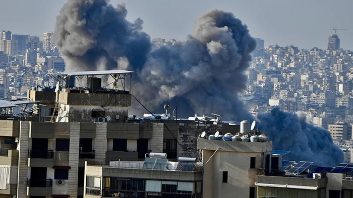 İsrail ordusu L&uuml;bnan'ın g&uuml;neyindeki Sayda kentine bağlı Akabiye beldesinde &ccedil;ok katlı bir binaya saldırı d&uuml;zenledi