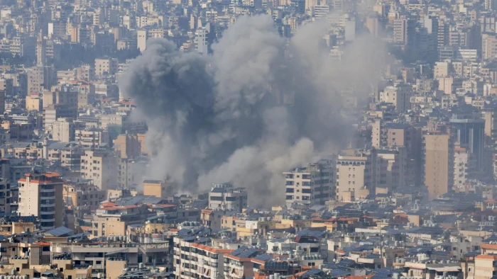 İsrail ordusunun hedef aldığı L&uuml;bnan'ın başkenti Beyrut'un g&uuml;neyindeki Dahiye'de &uuml;&ccedil; patlama meydana geldi