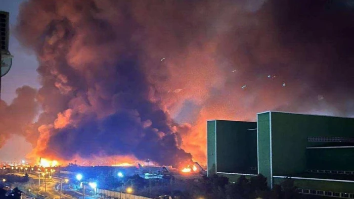 İsrail ordusunun İran&rsquo;ın başkenti Tahran&rsquo;a y&ouml;nelik yeni bir saldırı dalgası başlattığını duyurmasının ardından Tahran&rsquo;da patlama sesleri duyuldu