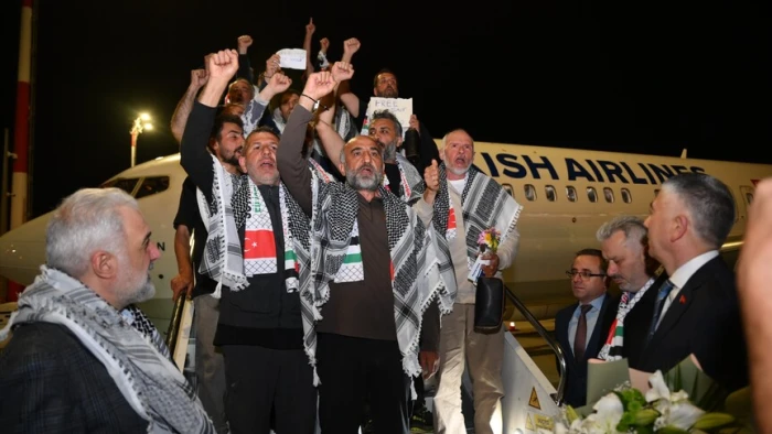 İsrail'in alıkoyduğu K&uuml;resel Sumud Filosu aktivistlerinden Hussain: "Bize plastik mermiyle saldırdılar"