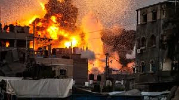 İsrail'in, Gazze'nin batısında yerinden edilenlerin kaldığı kampı bombalaması sonucu 7 kişi öldü