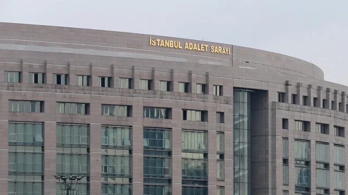 İstanbul merkezli FET&Ouml; operasyonunda yakalanan 20 zanlı adliyede