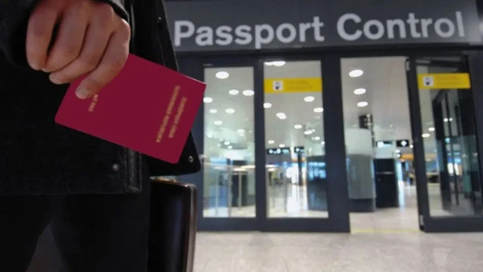 İstanbul'da sahte pasaportla İngiltere'ye gitmeye &ccedil;alışanlara yardım eden 8 zanlı yakalandı
