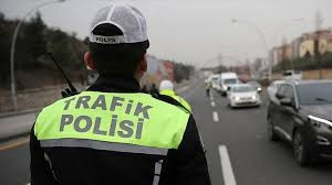 İstanbul'da trafiği tehlikeye düşüren iki sürücüye para cezası kesildi