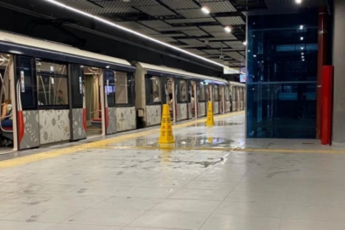 İstanbul'da Vezneciler Metro İstasyonu'nun tavanından su aktı