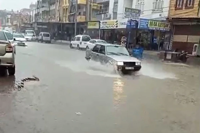 İstanbul'un bazı il&ccedil;elerinde aralıklarla yağış g&ouml;r&uuml;l&uuml;yor