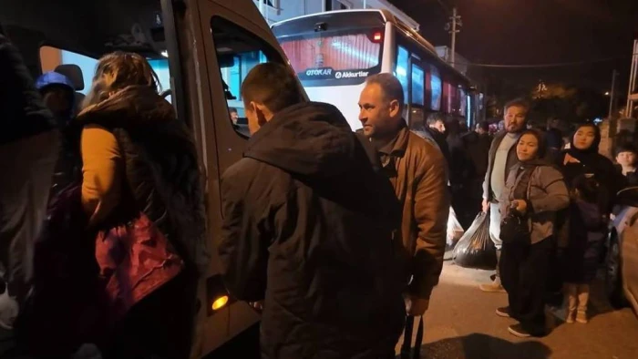 İzmir a&ccedil;ıklarında 43 d&uuml;zensiz g&ouml;&ccedil;men kurtarıldı, 1'inin cansız bedeni denizden &ccedil;ıkarıldı