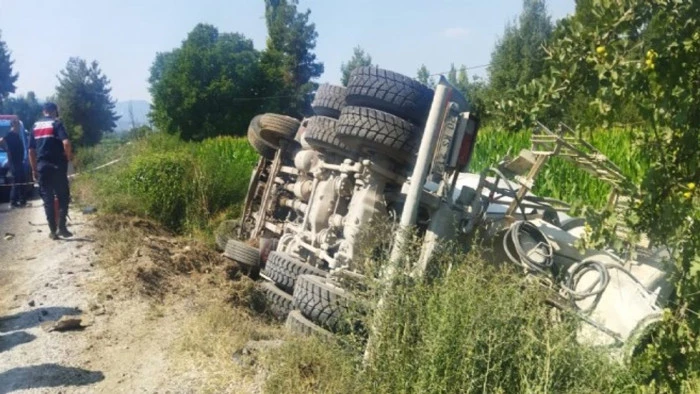 İzmir'de devrilen beton mikserinin s&uuml;r&uuml;c&uuml;s&uuml; &ouml;ld&uuml;