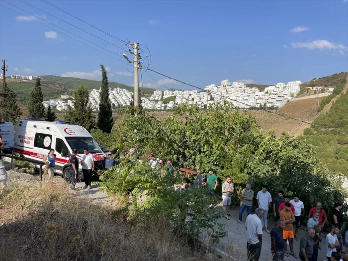 İzmir'de devrilen motosikletin s&uuml;r&uuml;c&uuml;s&uuml; &ouml;ld&uuml;