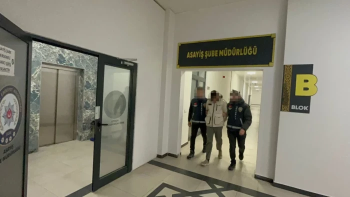 İzmir'de otomobil kaputu &uuml;zerindeki kişiyle drift atan s&uuml;r&uuml;c&uuml;ye 140 bin lira ceza