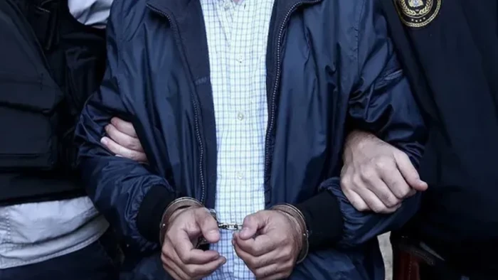 İzmir'de polis memurlarına mukavemet g&ouml;steren 4 zanlı tutuklandı