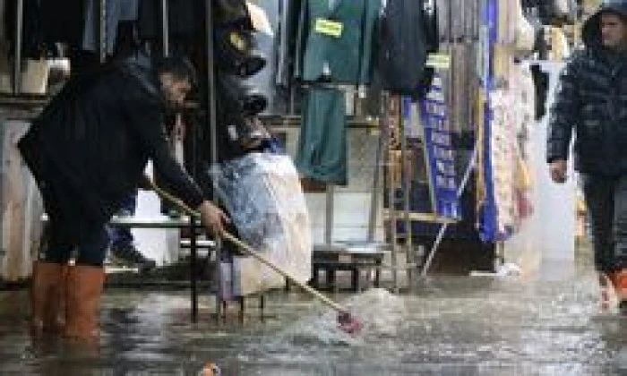 İzmir'de sağanakta bir kişinin &ccedil;ukura d&uuml;şmesi kamerada