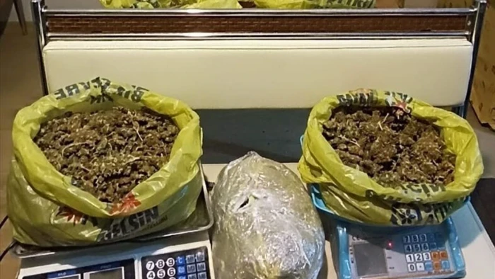 İzmir'de uyuşturucu ticareti yaptıkları iddiasıyla 2 ş&uuml;pheli tutuklandı