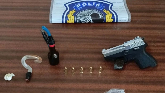 İzmir'de uyuşturucu ve ruhsatsız tabancayla yakalanan ş&uuml;pheli g&ouml;zaltına alındı