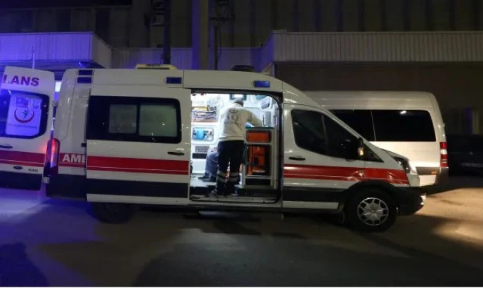 İzmir'de vincin kırılan par&ccedil;ası konteynerin &uuml;zerine d&uuml;şt&uuml;, 3 iş&ccedil;i yaralandı