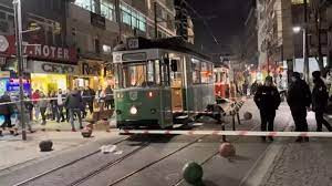	Kadıköy'de torununu kurtarmak isterken tramvayın altında kalan kadının görüntüsü kameraya yansıdı