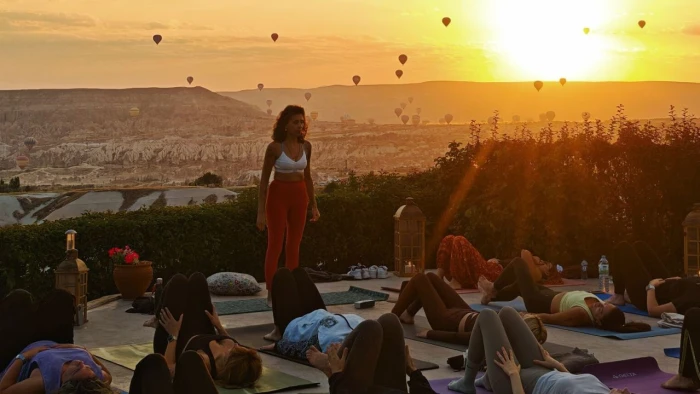 Kapadokya'da g&uuml;n doğumunda yoga etkinliği d&uuml;zenlendi
