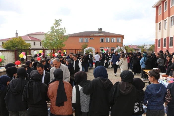 Karlıova'da Gazze yararına kermes düzenlendi