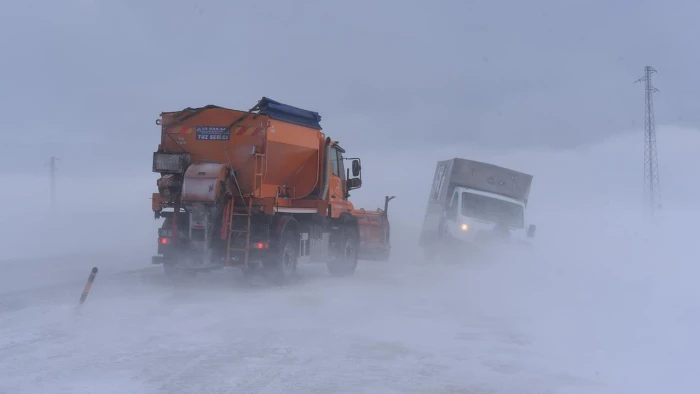Kars-G&ouml;le kara yolunda kar ve tipi ulaşımı aksattı