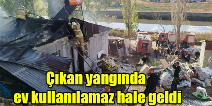 Kars'ta &ccedil;ıkan yangında m&uuml;stakil ev kullanılamaz hale geldi