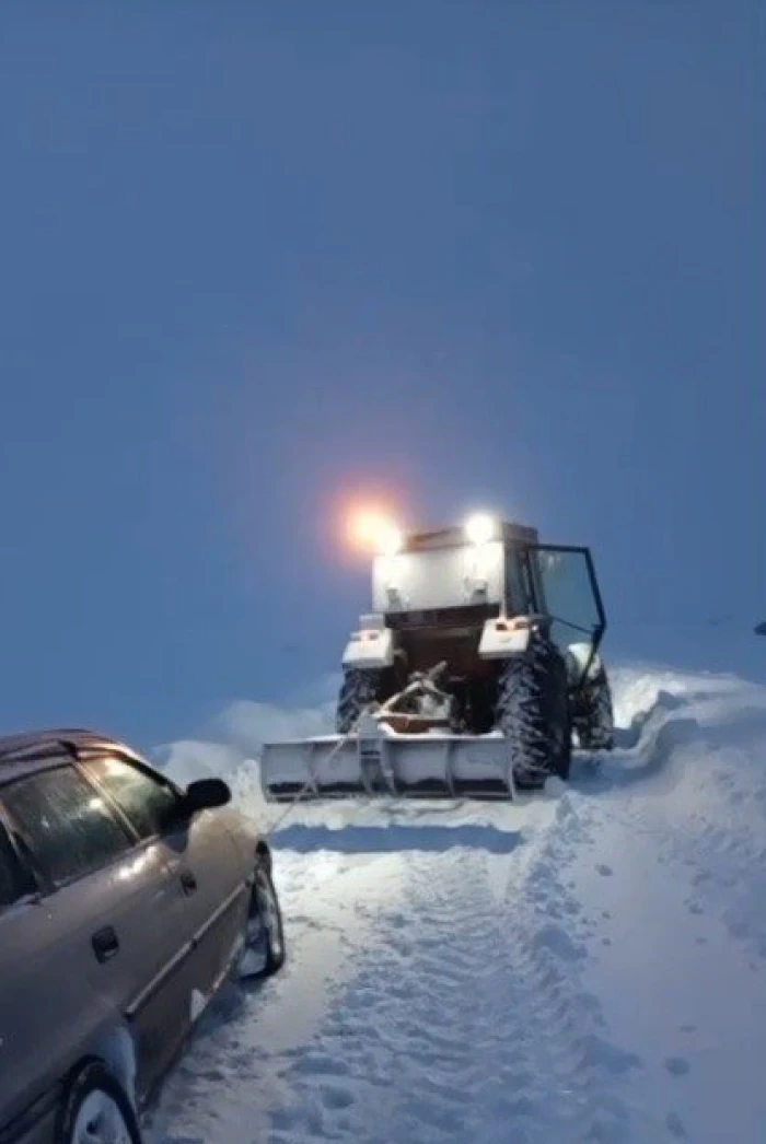 Kars'ta kara saplanan otomobil trakt&ouml;r yardımıyla kurtarıldı