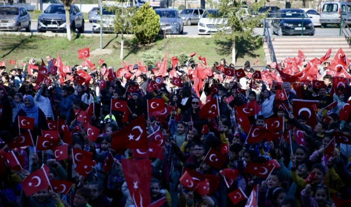 Kars'ta &ouml;ğrenciler, okullara T&uuml;rk bayraklarıyla geldi