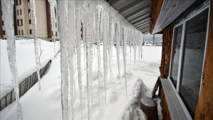 Kars'ta yolu kardan kapalı k&ouml;ydeki yaşlı hasta i&ccedil;in ekipler seferber oldu