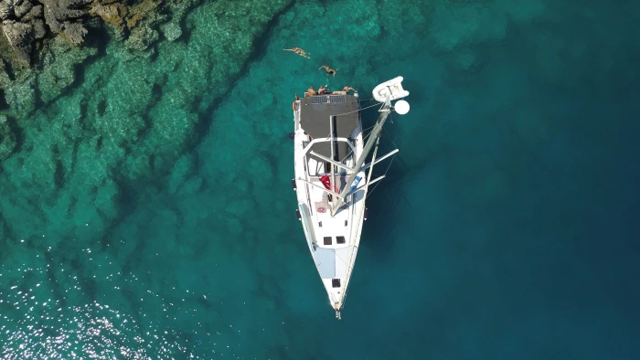 Kaş'ta yelkenli bir yat yandı